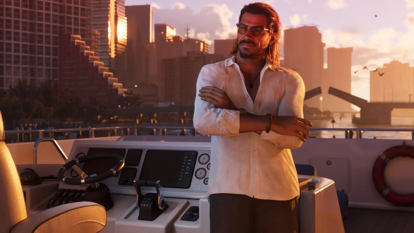 Raul Bautista, bras croisés, sur un bateau face à Vice City.