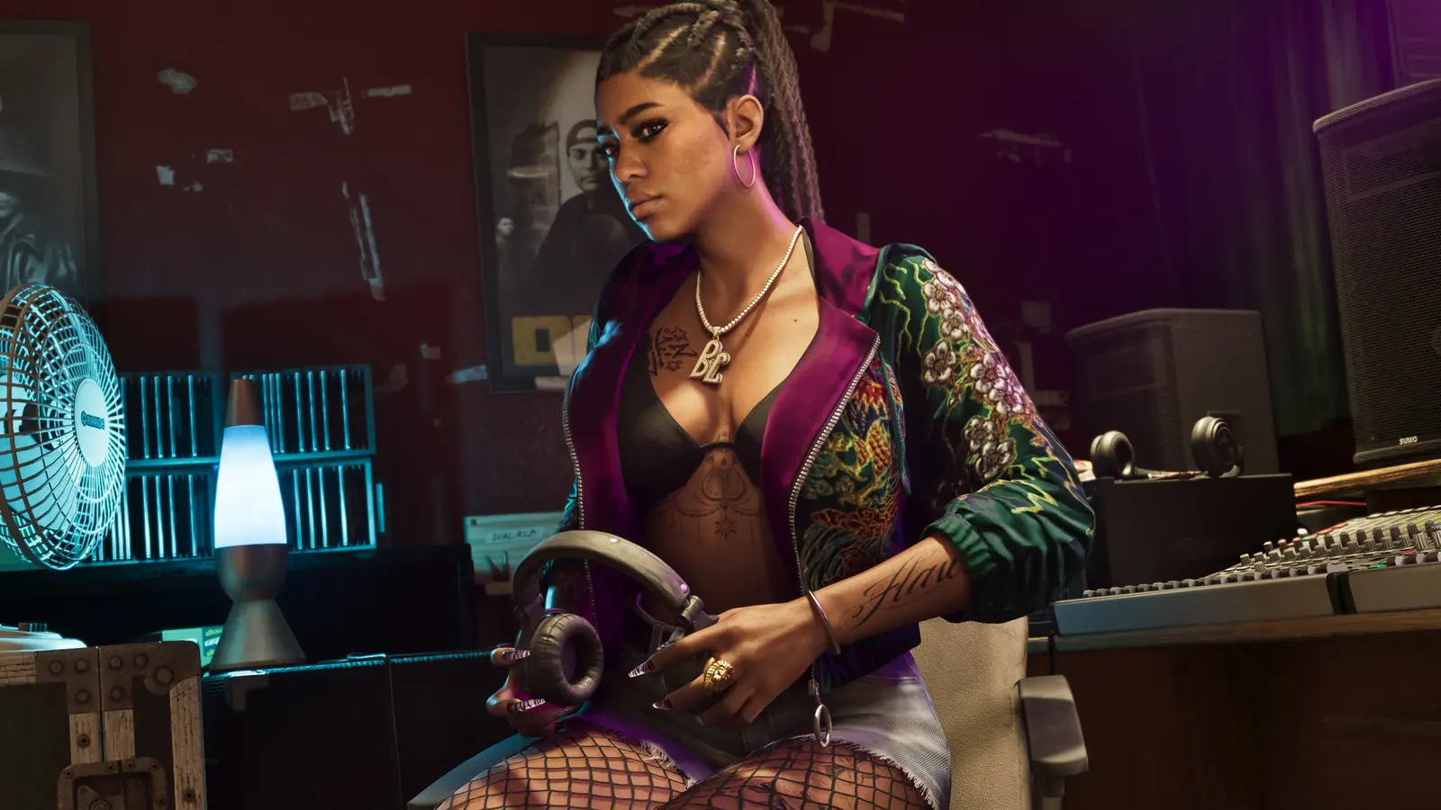 Bae-Luxe, des Real Dimez, dans un studio d'enregistrement, un casque à la main.