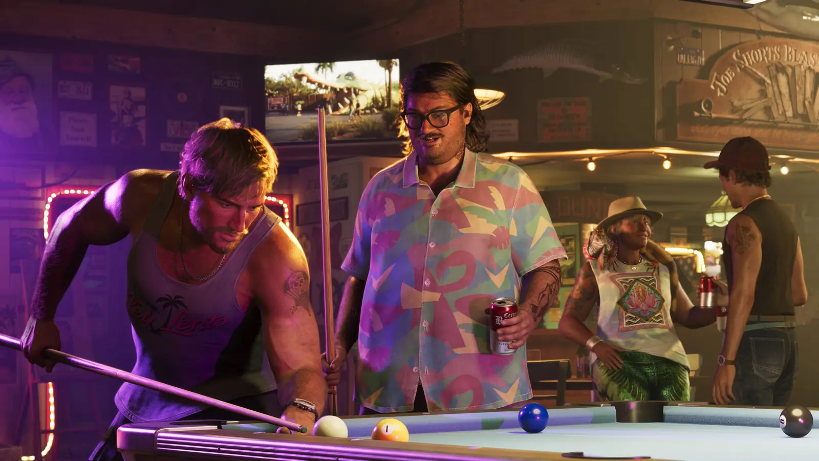 Cal Hampton et Jason autour d'une table de billard.