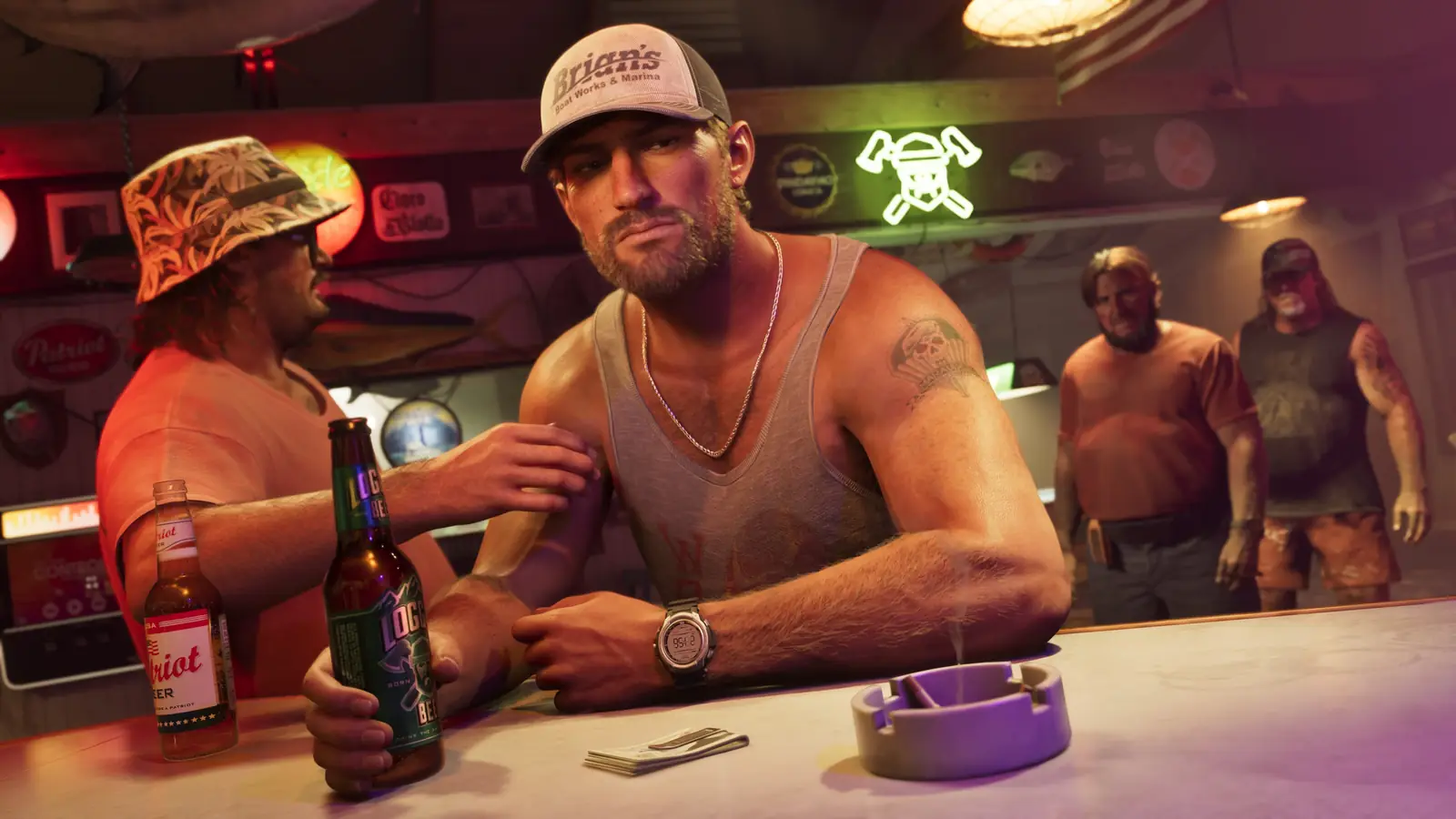 Jason Duval accoudé au comptoir d'un bar, une bière à la main.
