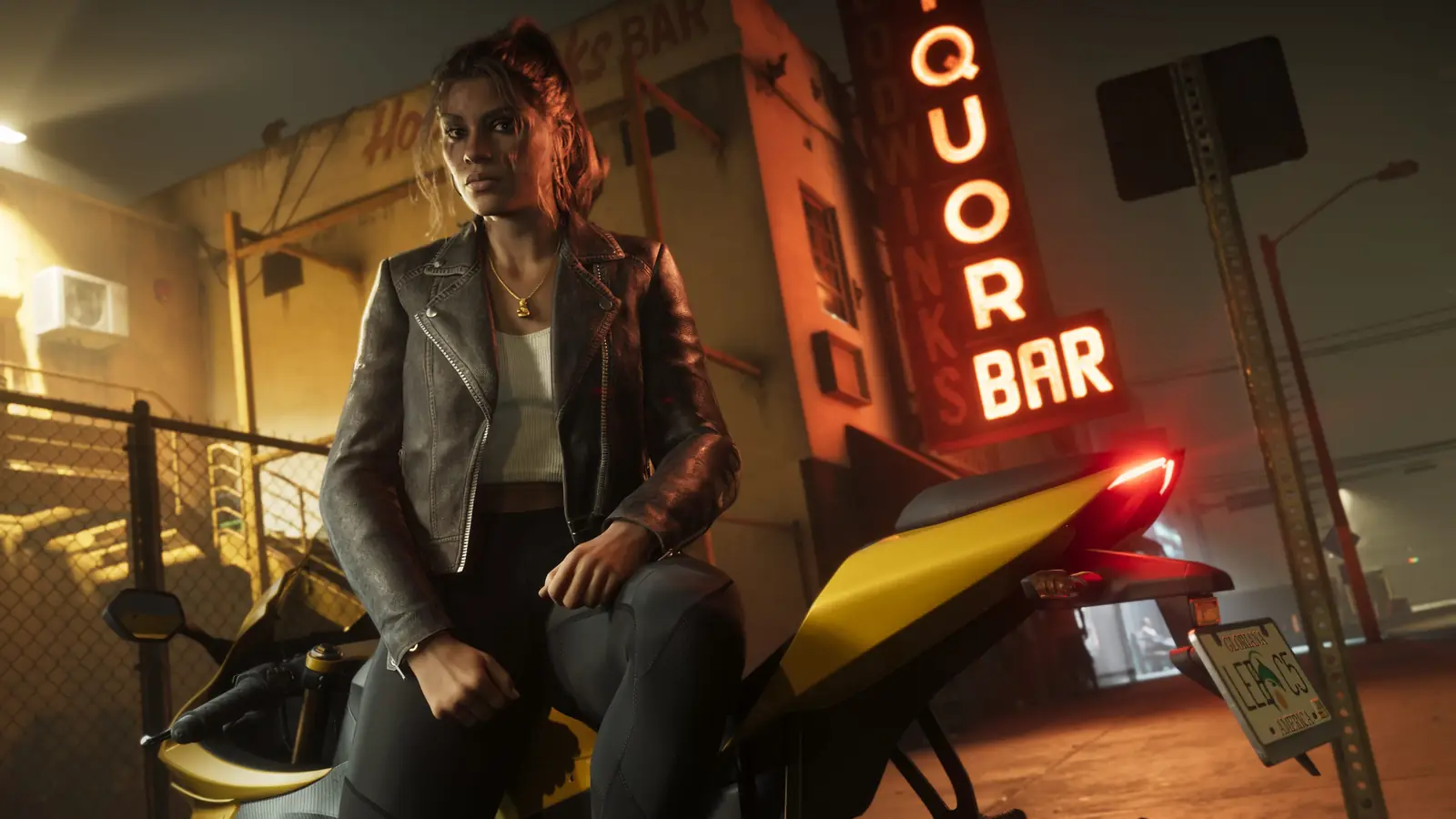 Lucia Caminos sur une moto devant l'enseigne lumineuse d'un bar.