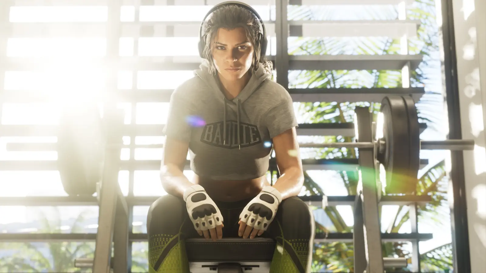 Lucia Caminos assise sur un banc de musculation, un casque sur les oreilles.