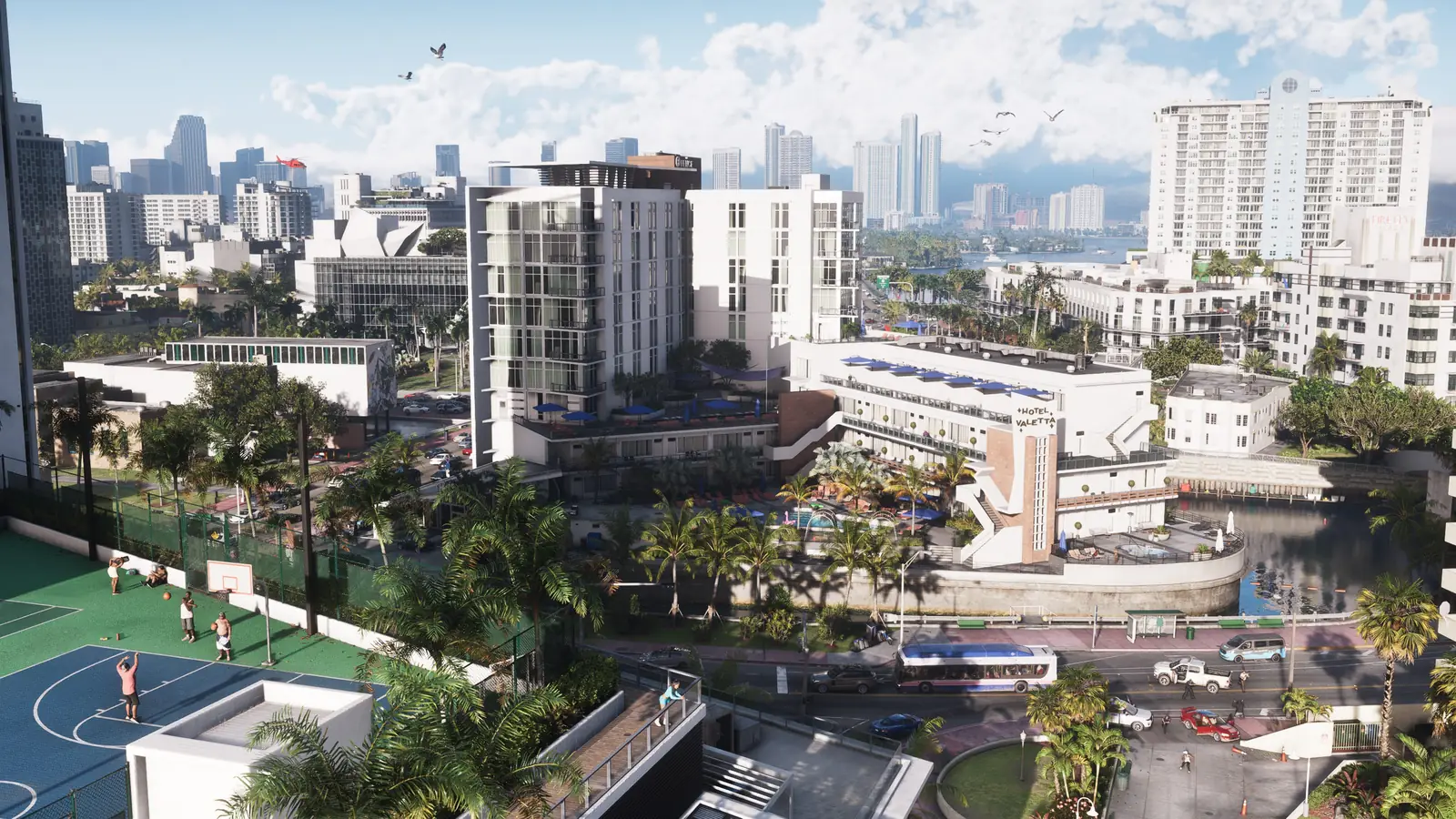 Vue de Vice City : routes, palmiers, terrain de basket et immeubles.